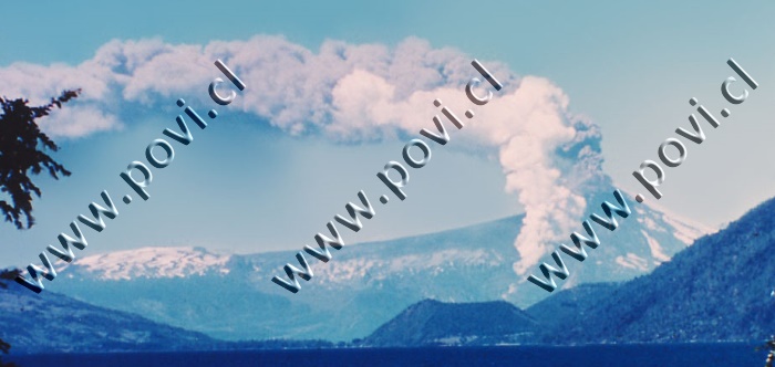 30-12-1971 · erupción vista desde ribera norte del lago Caburgua