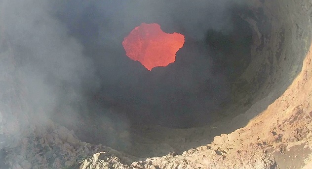Figura 2 · Vista oblicua al fondo del cráter (90 m de profundidad)